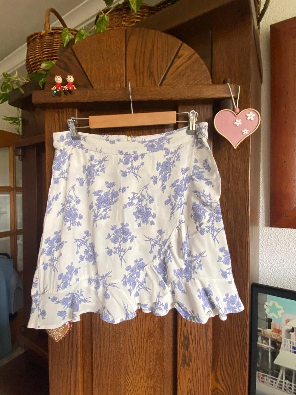 Minissaia com babados, fluida, branca com flores azuis. Mango. Tamanho G – photo 2